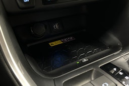 punainen Toyota RAV4 2024 kuva 28.