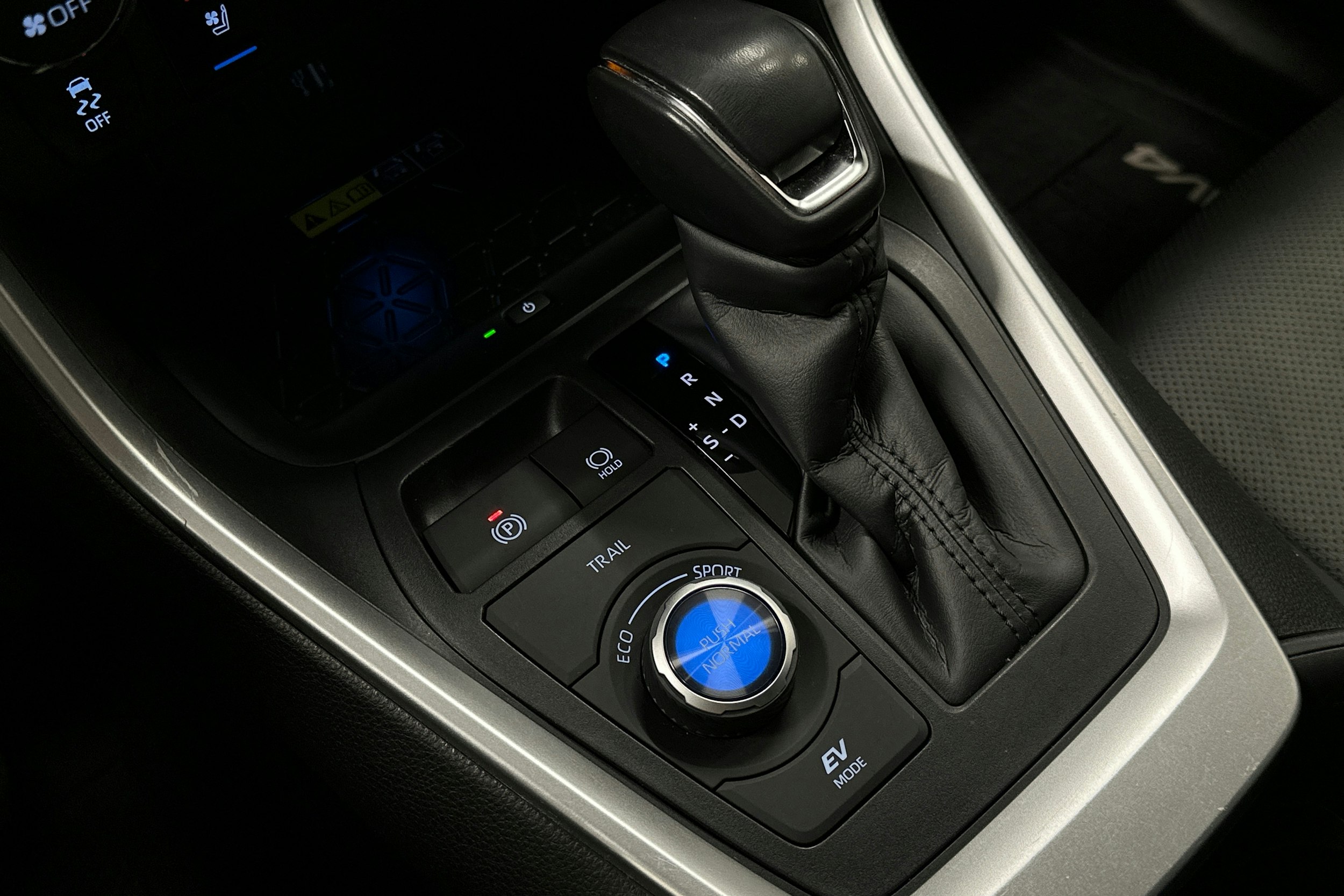 punainen Toyota RAV4 2024 kuva 29.