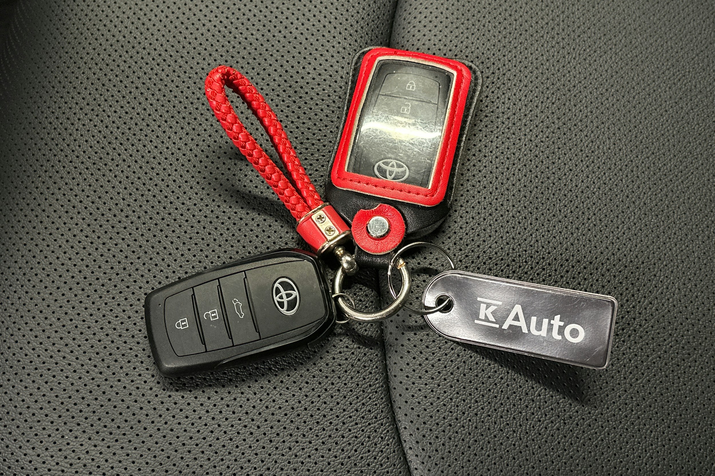 punainen Toyota RAV4 2024 kuva 31.