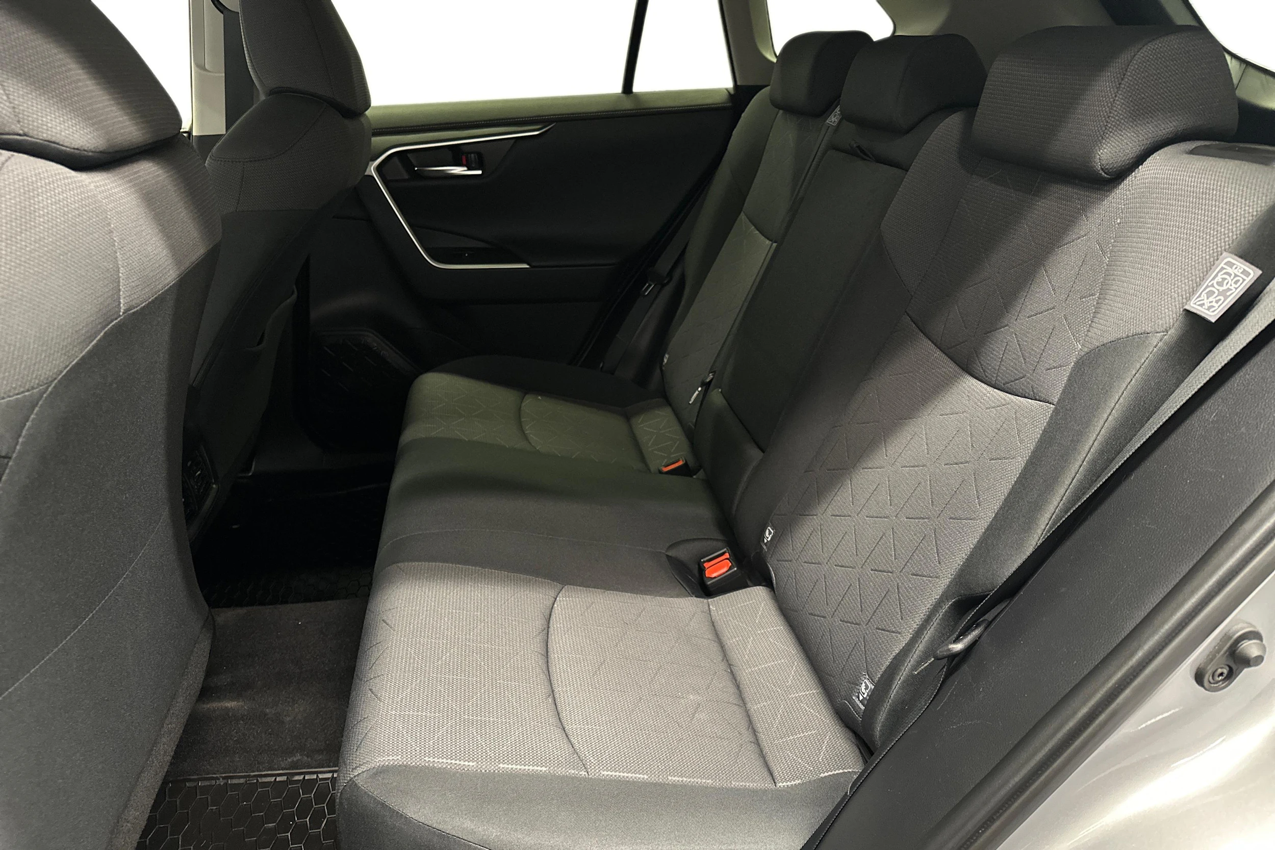 harmaa Toyota RAV4 2024 kuva 8.