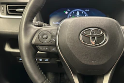 harmaa Toyota RAV4 2024 kuva 11.