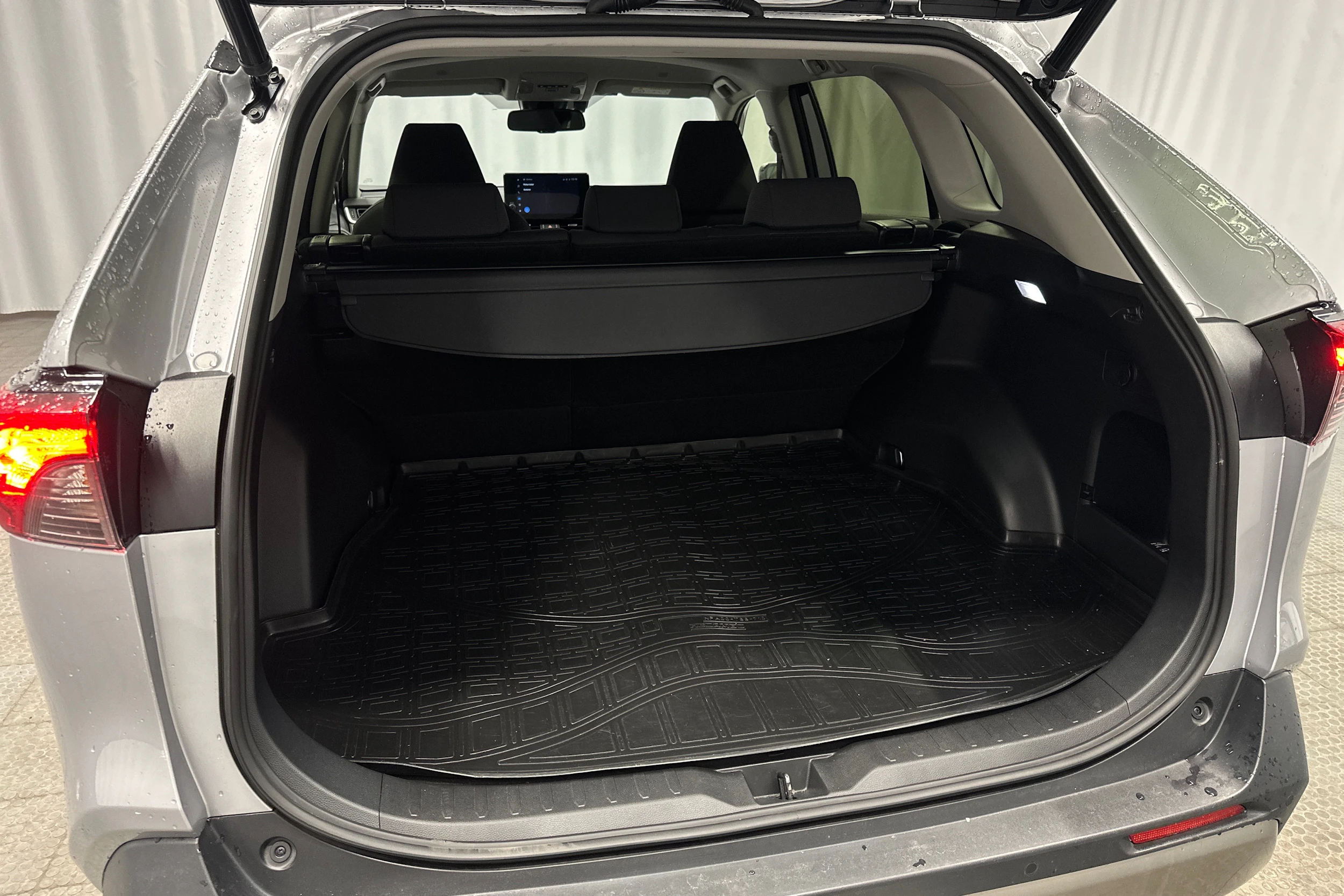 harmaa Toyota RAV4 2024 kuva 30.