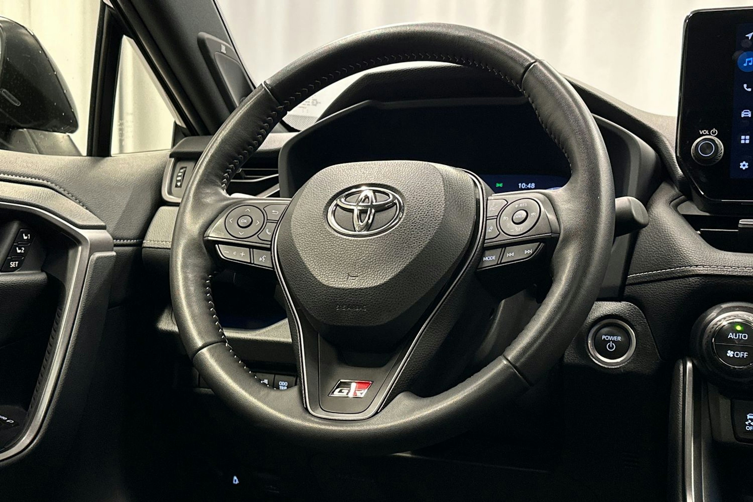 harmaa Toyota RAV4 2024 kuva 16.