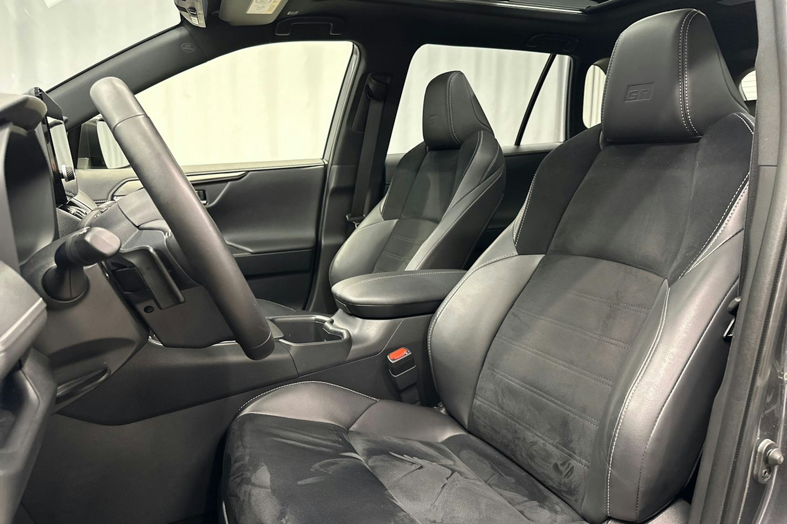 harmaa Toyota RAV4 2024 kuva 17.