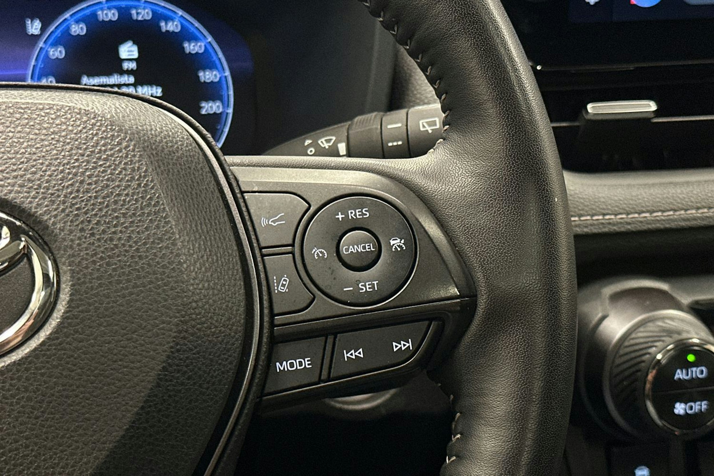 harmaa Toyota RAV4 2024 kuva 23.