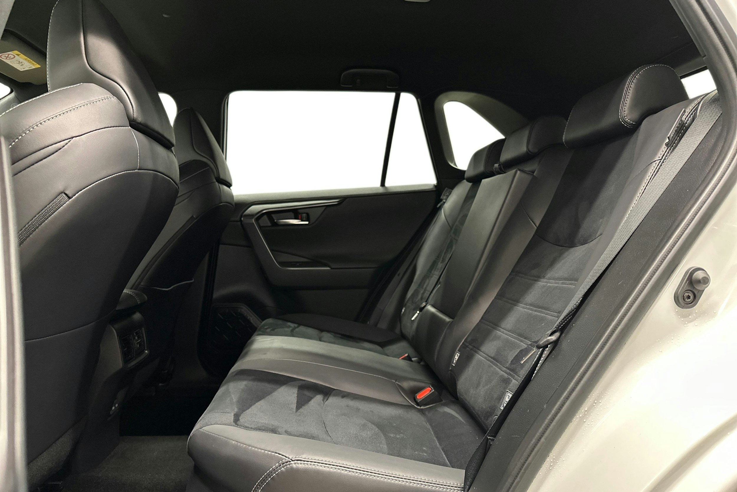 valkoinen Toyota RAV4 2024 kuva 10.