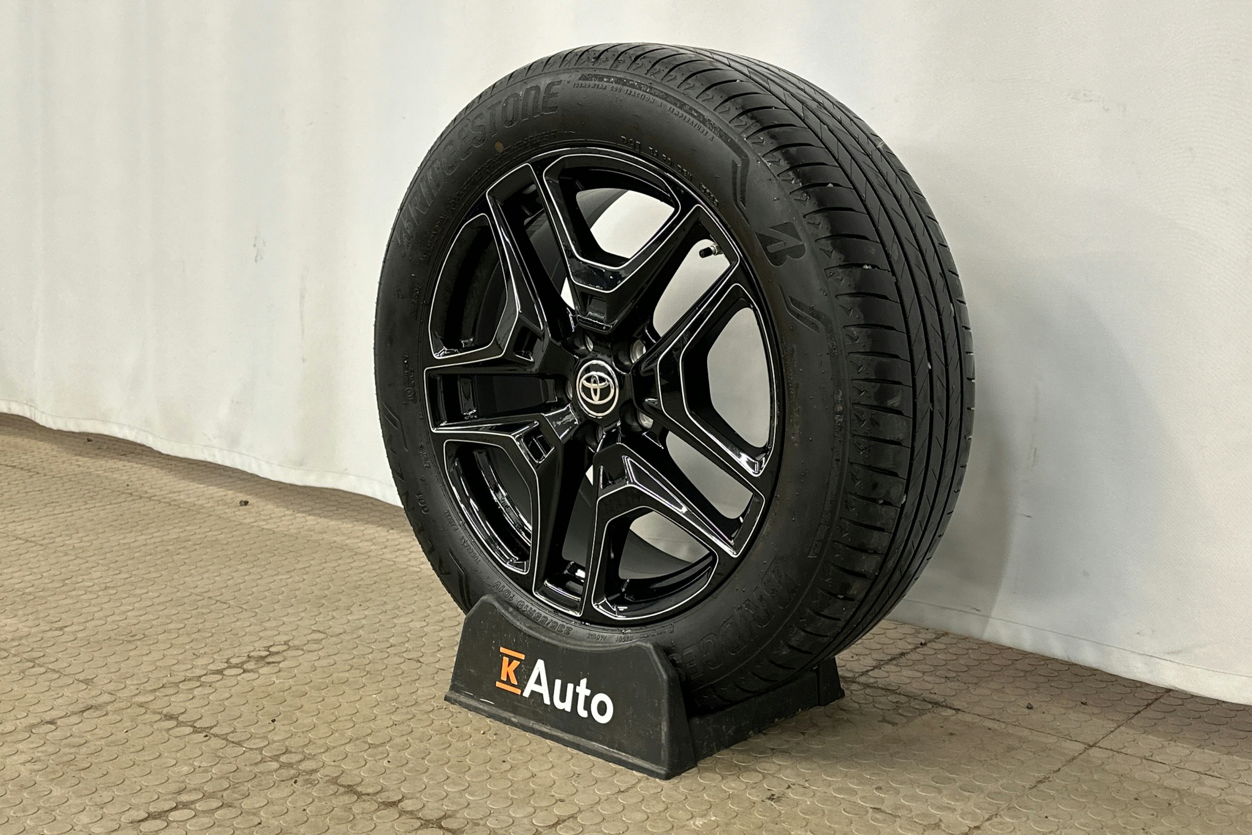 valkoinen Toyota RAV4 2024 kuva 13.