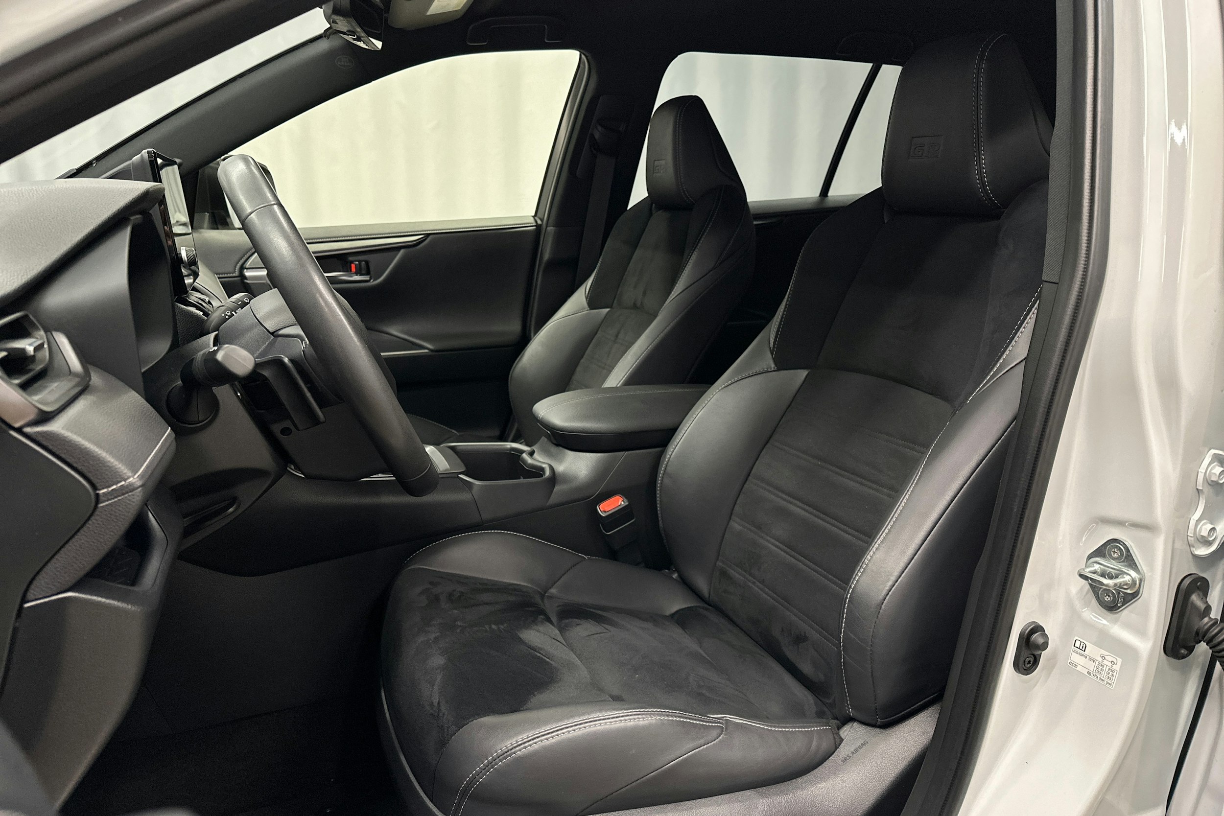 valkoinen Toyota RAV4 2024 kuva 16.