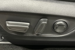 valkoinen Toyota RAV4 2024 kuva 17.