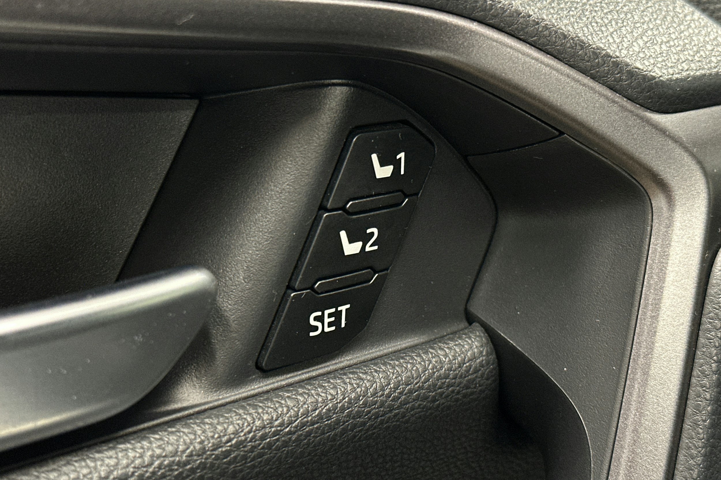 valkoinen Toyota RAV4 2024 kuva 18.