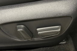 valkoinen Toyota RAV4 2024 kuva 19.