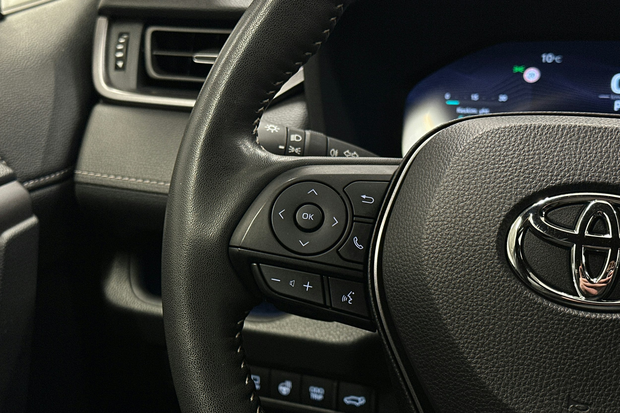 valkoinen Toyota RAV4 2024 kuva 21.