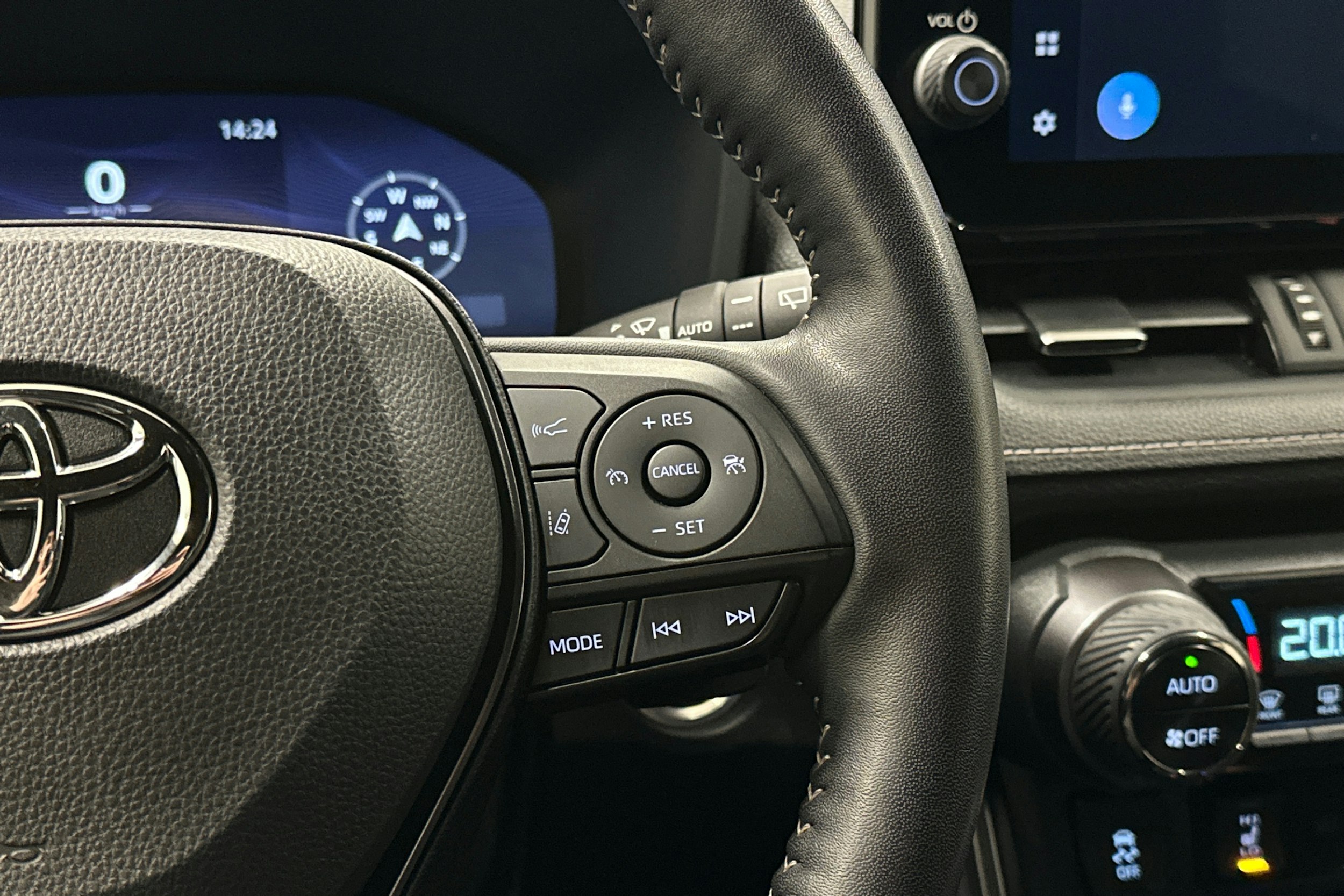 valkoinen Toyota RAV4 2024 kuva 22.