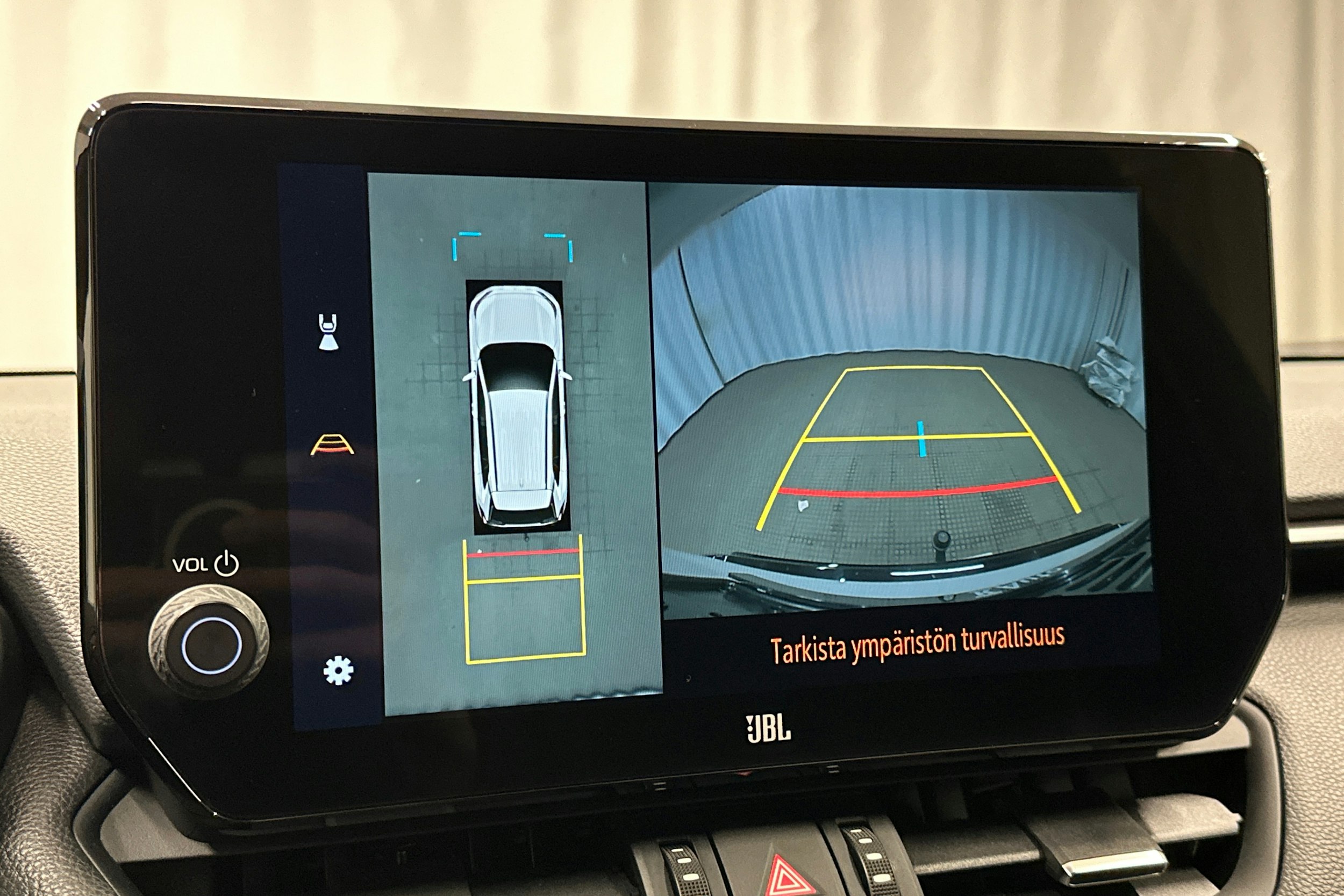 valkoinen Toyota RAV4 2024 kuva 28.