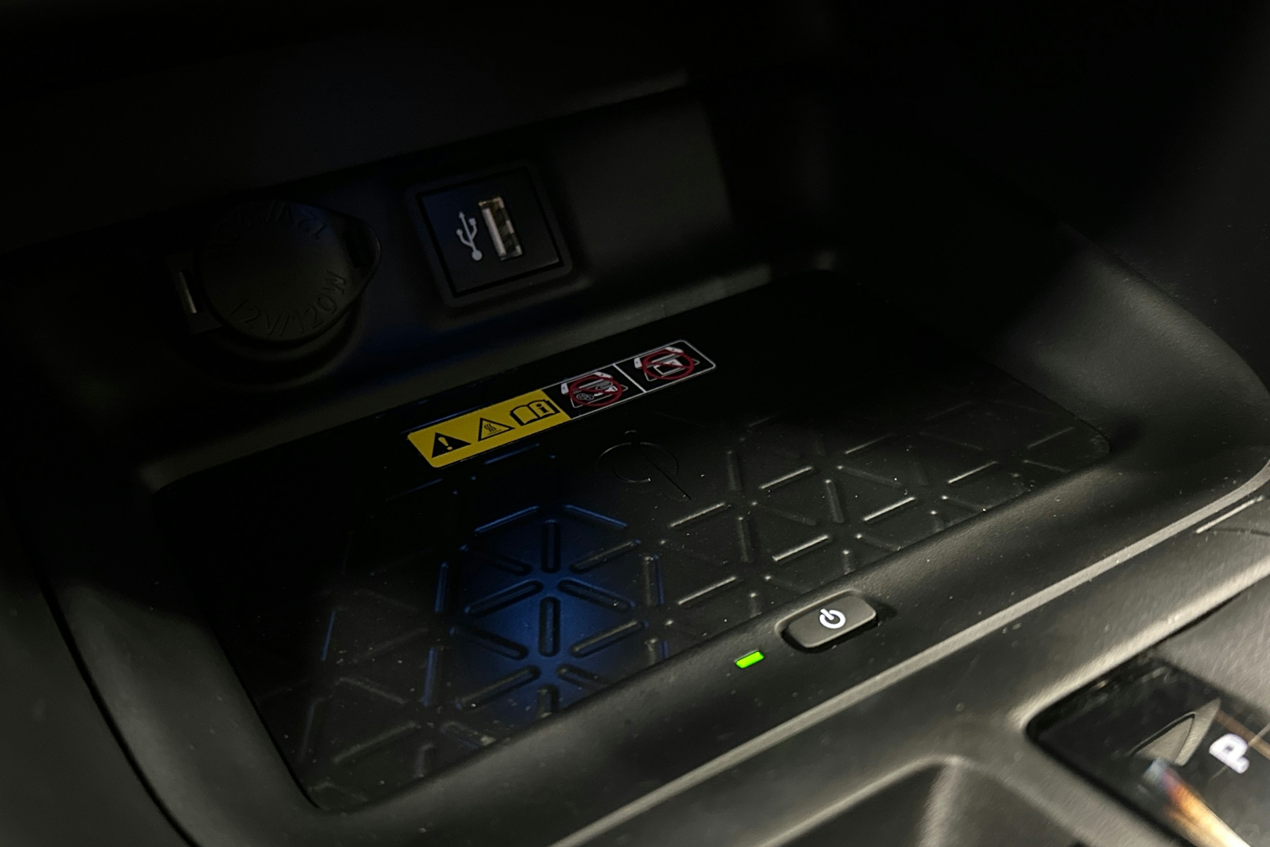 valkoinen Toyota RAV4 2024 kuva 30.