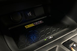 valkoinen Toyota RAV4 2024 kuva 30.