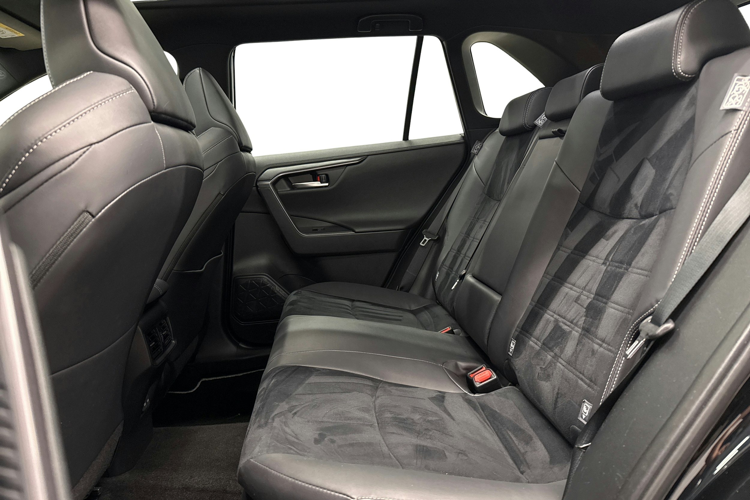 musta Toyota RAV4 2024 kuva 10.