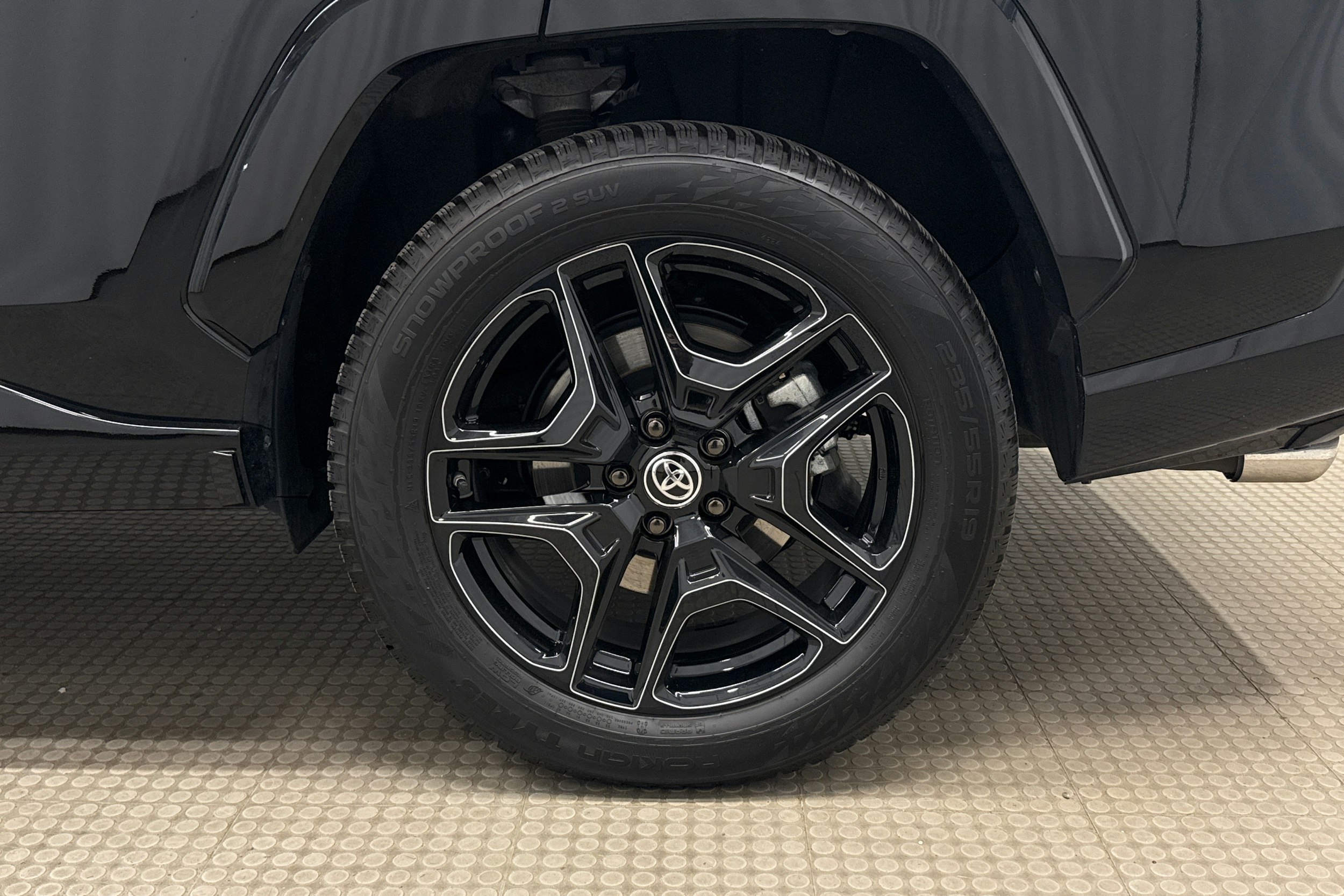 musta Toyota RAV4 2024 kuva 13.