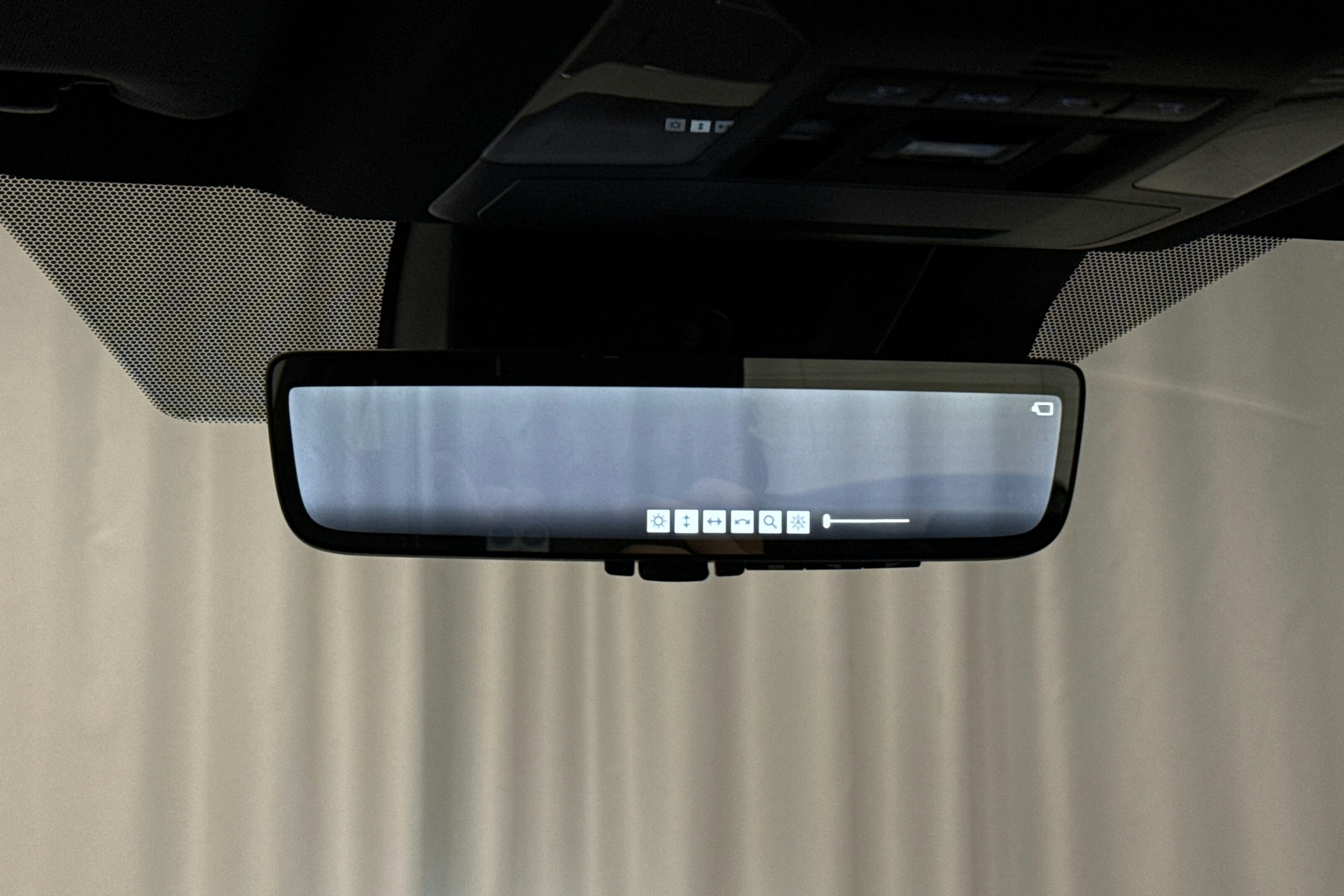 musta Toyota RAV4 2024 kuva 20.