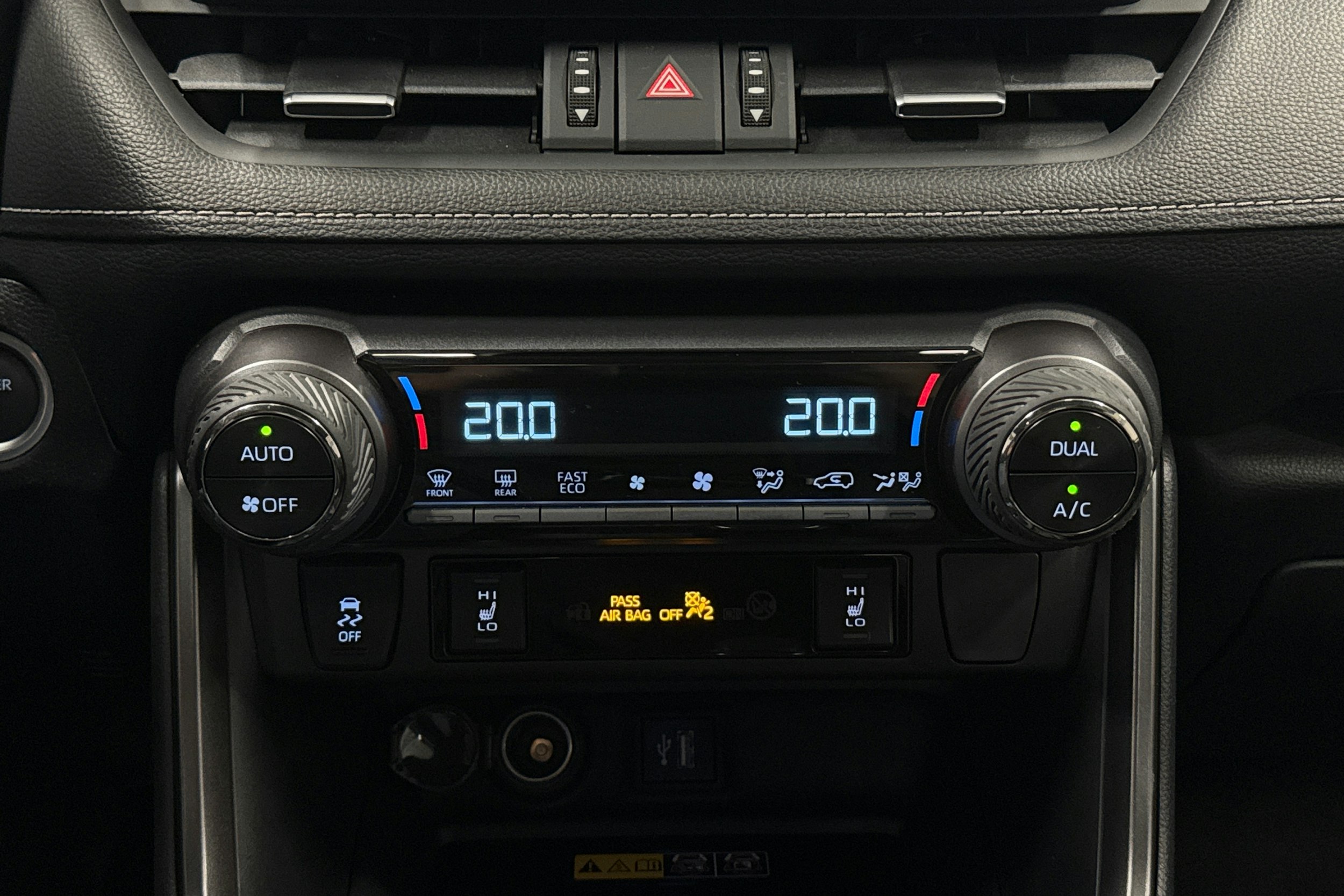 musta Toyota RAV4 2024 kuva 23.