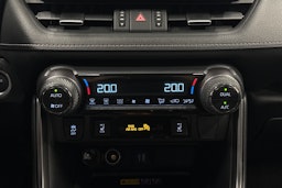 musta Toyota RAV4 2024 kuva 23.