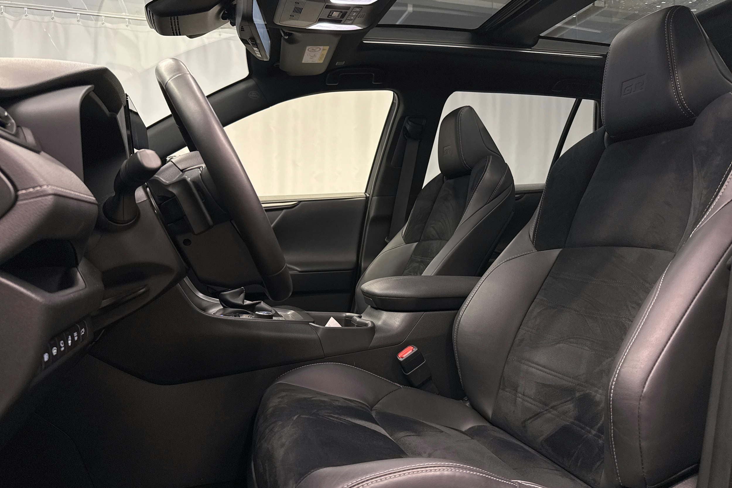 musta Toyota RAV4 2024 kuva 26.
