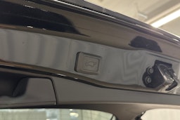 musta Toyota RAV4 2024 kuva 32.