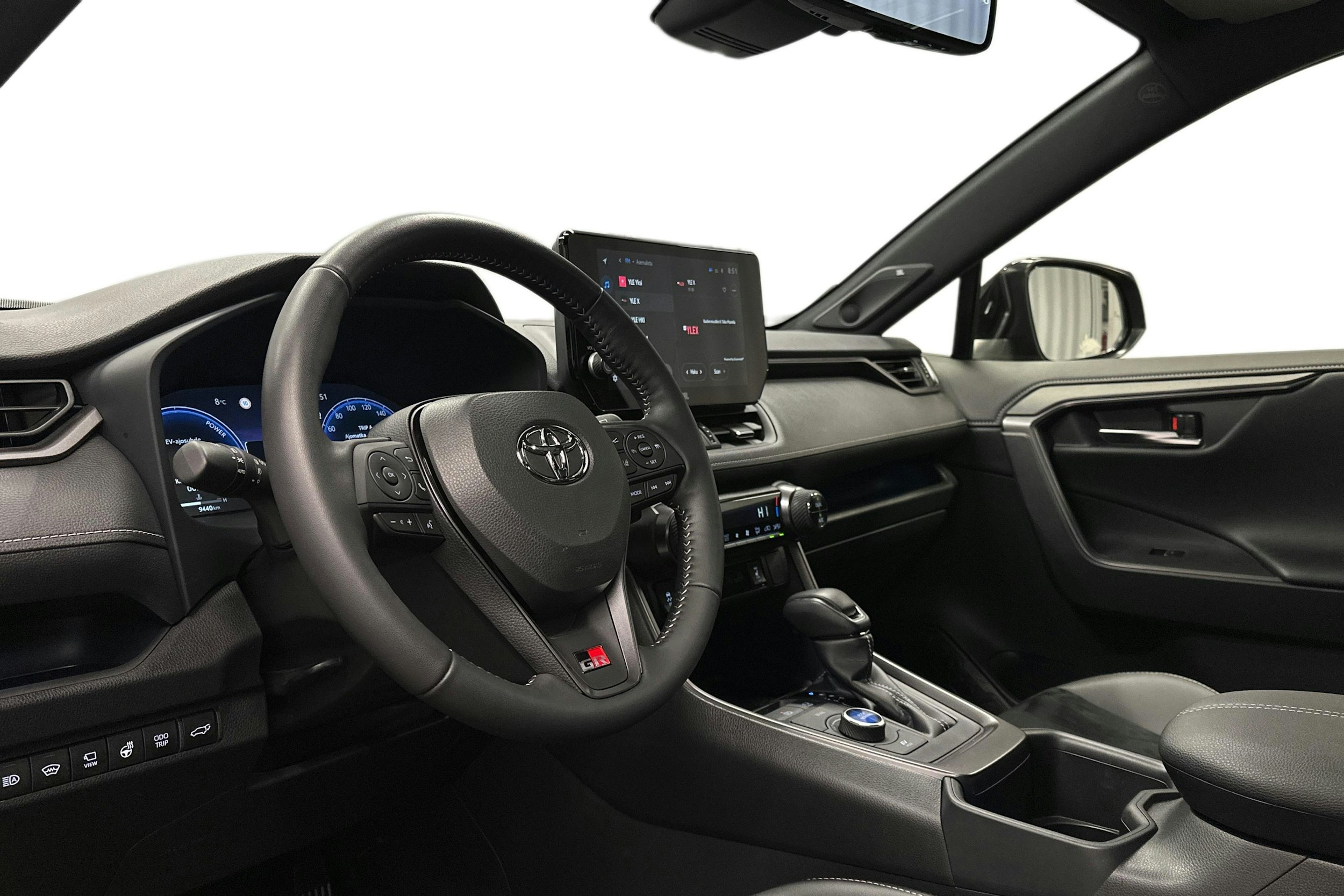 harmaa Toyota RAV4 2024 kuva 7.