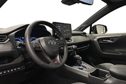 harmaa Toyota RAV4 2024 kuva 7.