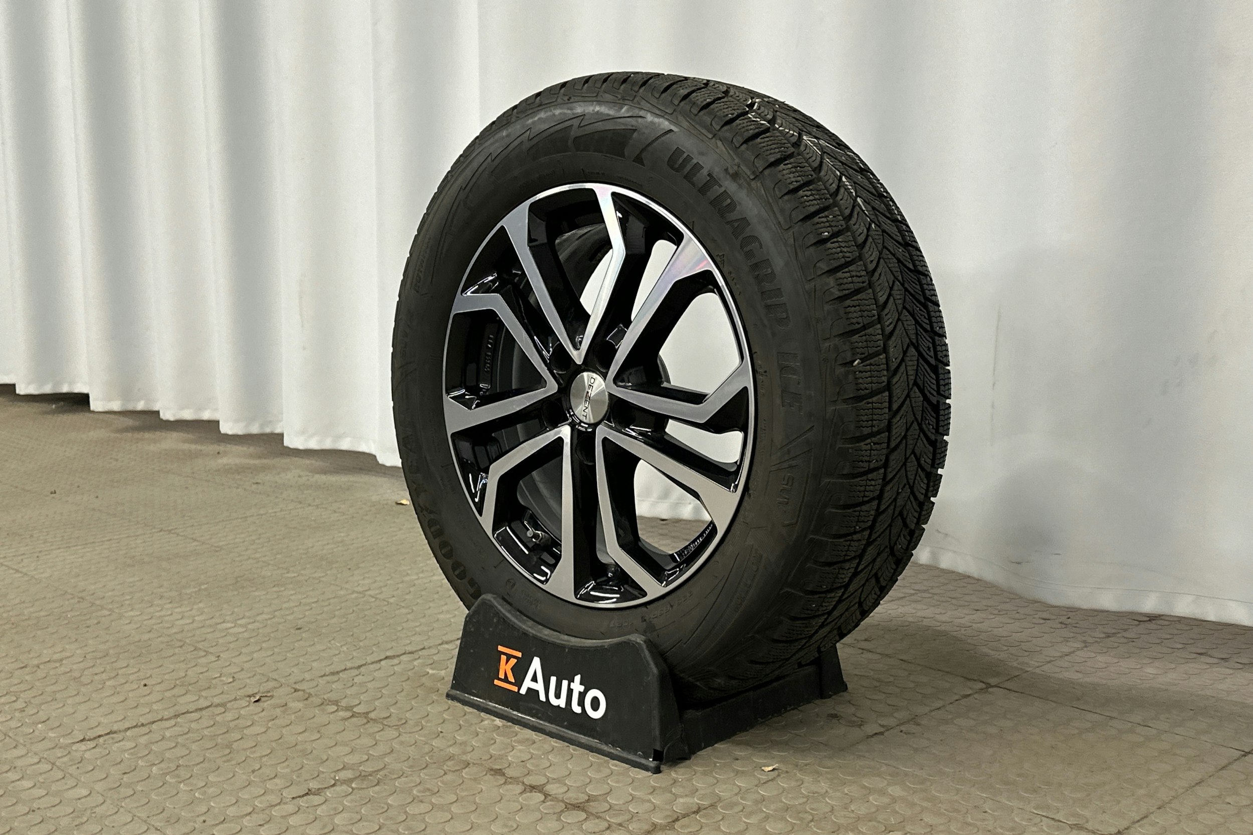 harmaa Toyota RAV4 2024 kuva 13.