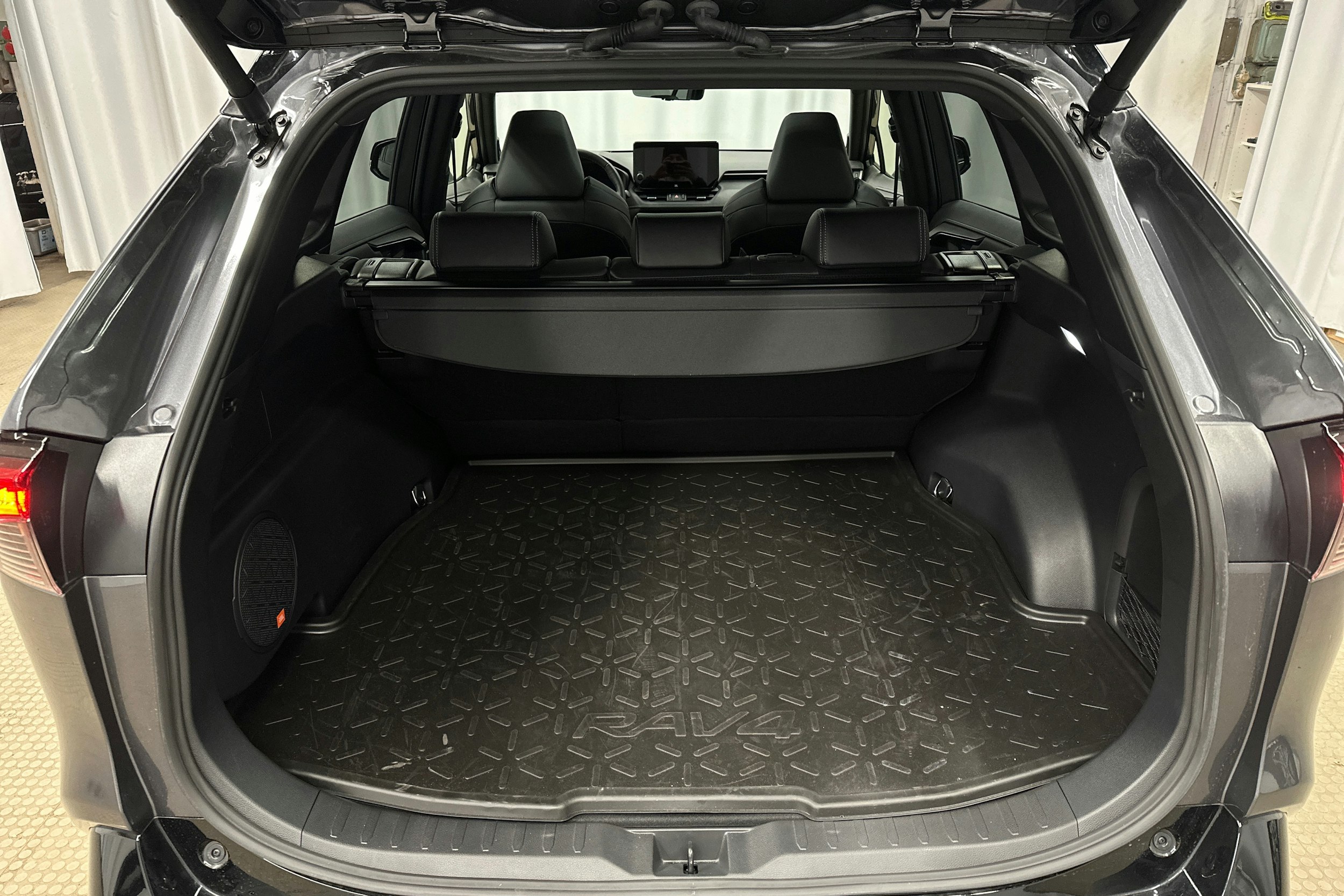 harmaa Toyota RAV4 2024 kuva 14.