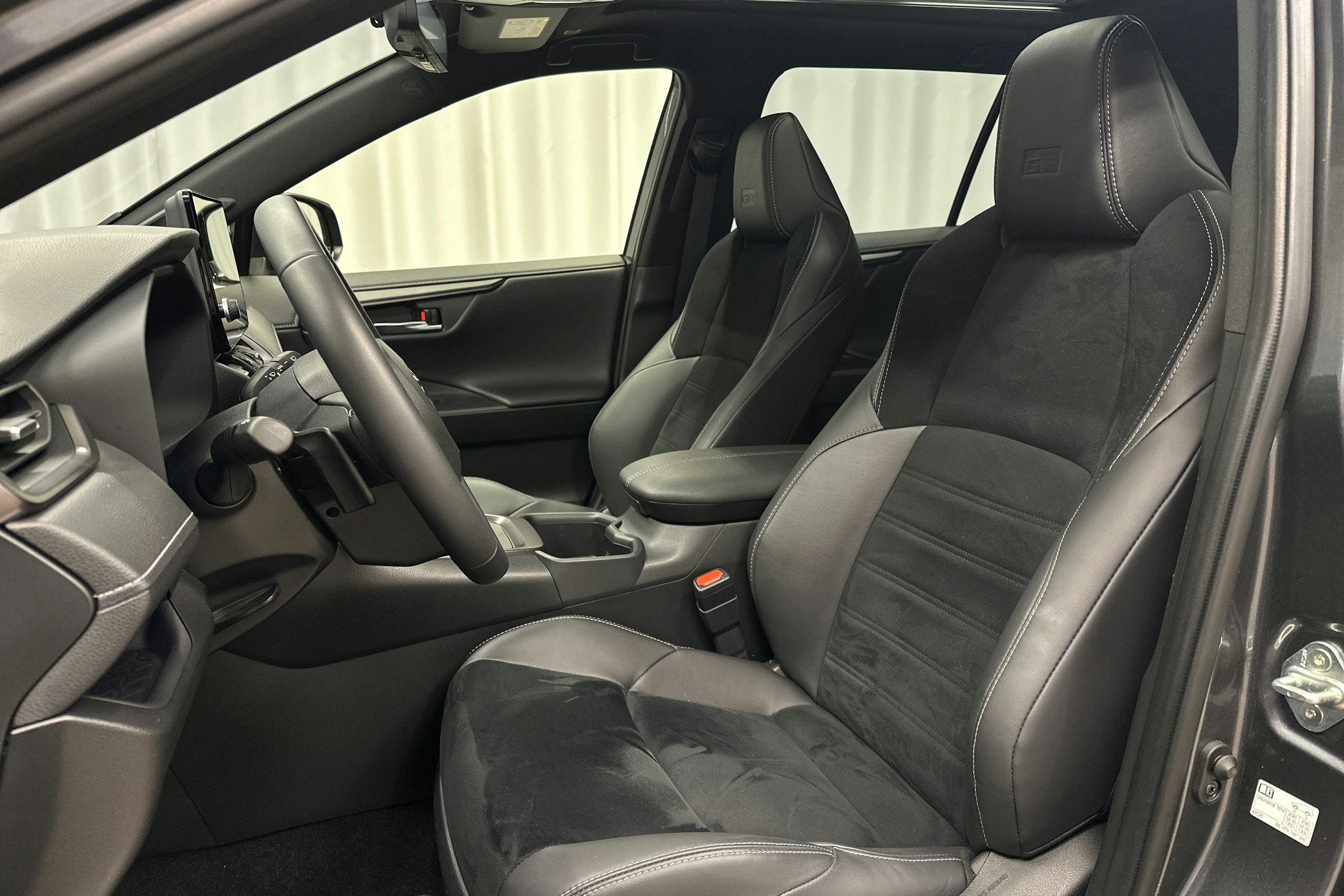 harmaa Toyota RAV4 2024 kuva 16.