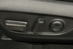 harmaa Toyota RAV4 2024 kuva 17.