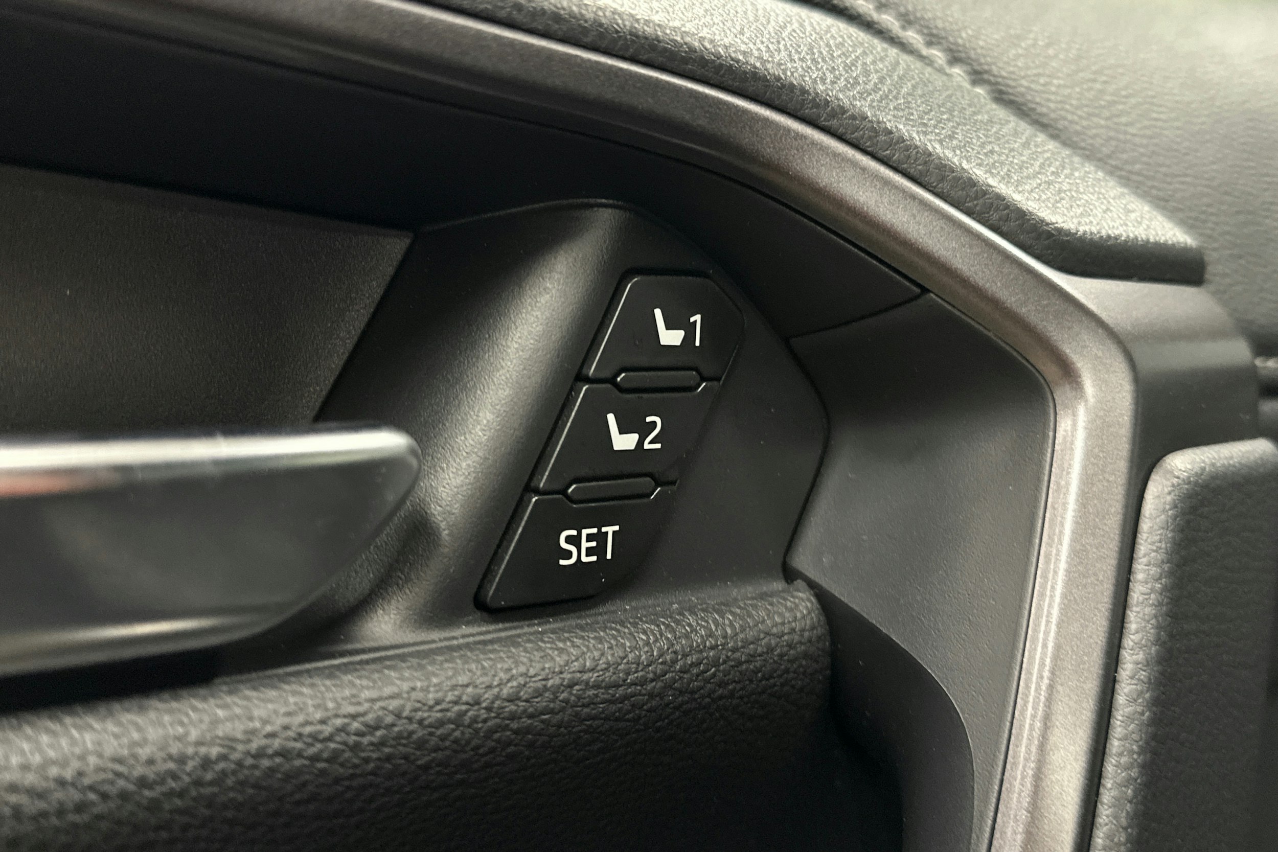 harmaa Toyota RAV4 2024 kuva 18.