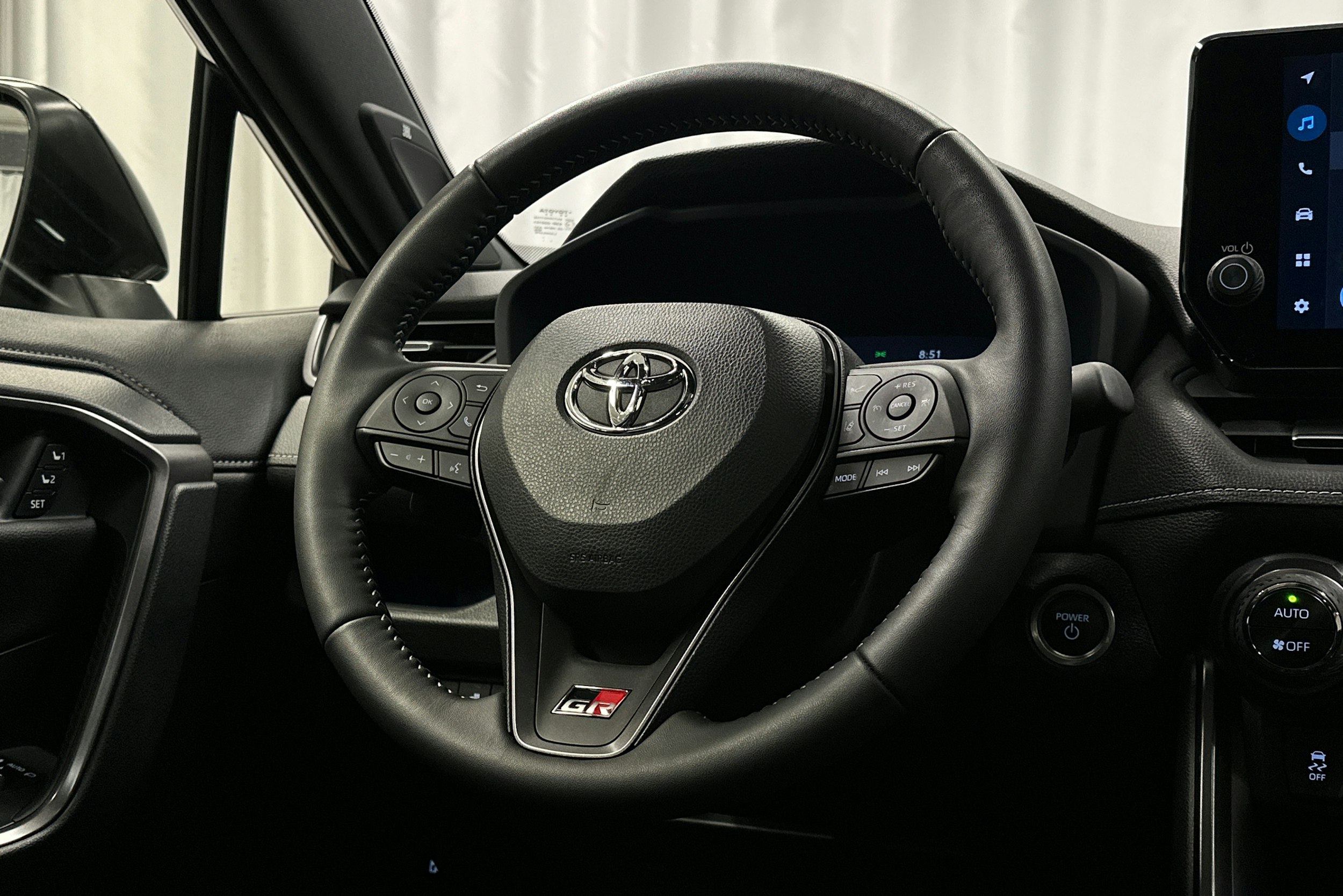 harmaa Toyota RAV4 2024 kuva 19.