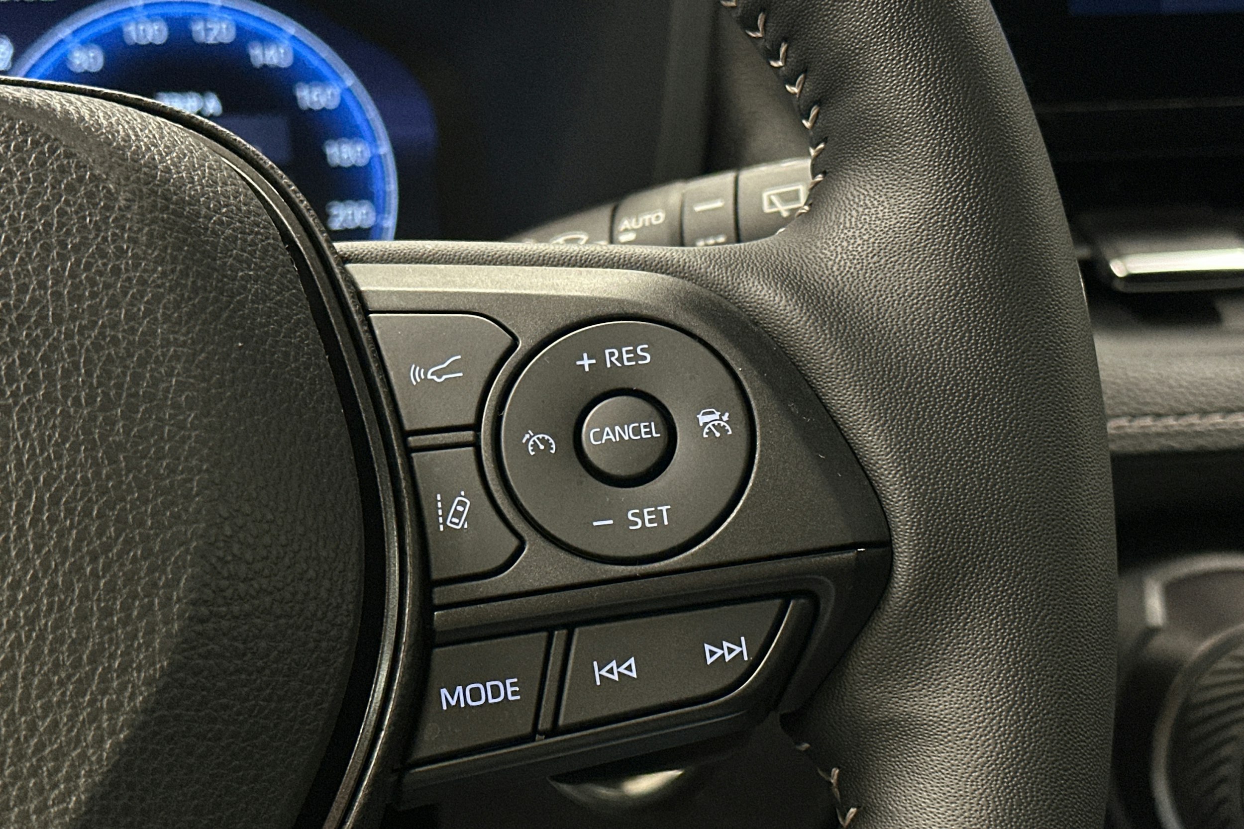 harmaa Toyota RAV4 2024 kuva 21.