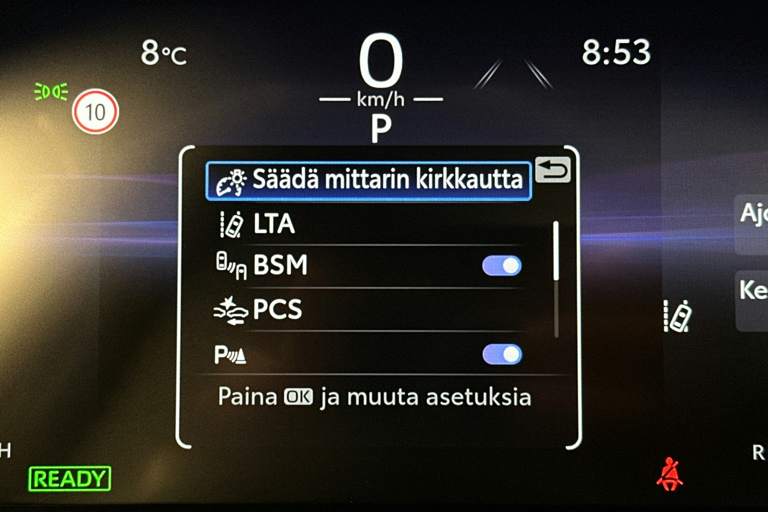 harmaa Toyota RAV4 2024 kuva 24.