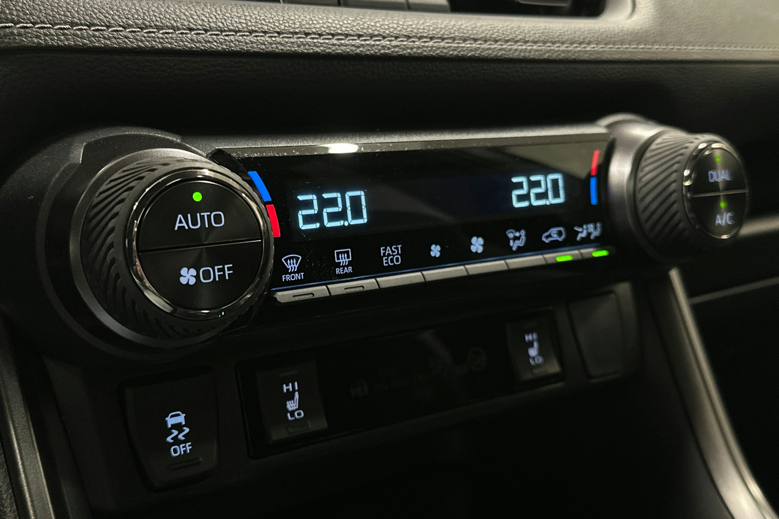 harmaa Toyota RAV4 2024 kuva 28.