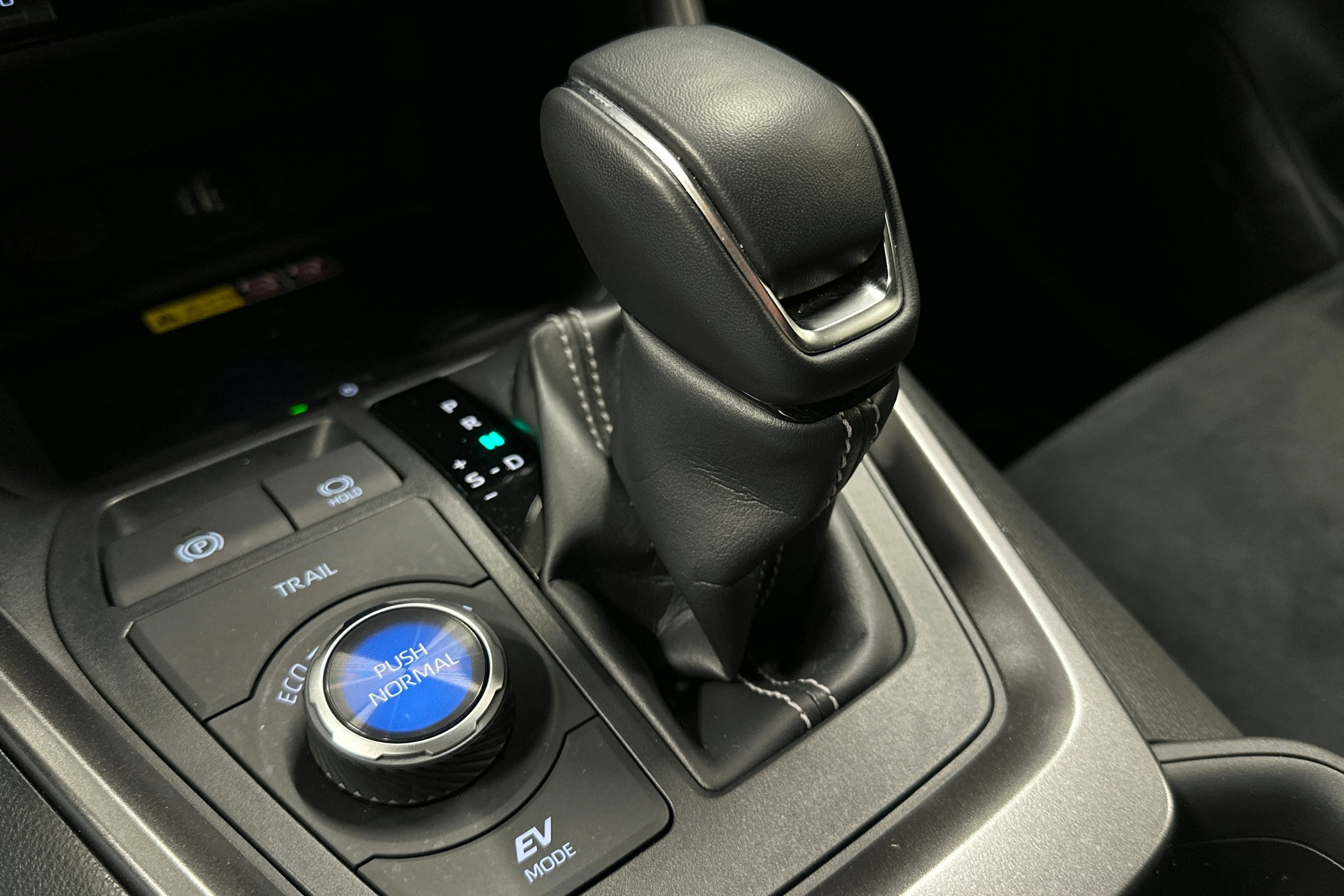 harmaa Toyota RAV4 2024 kuva 30.