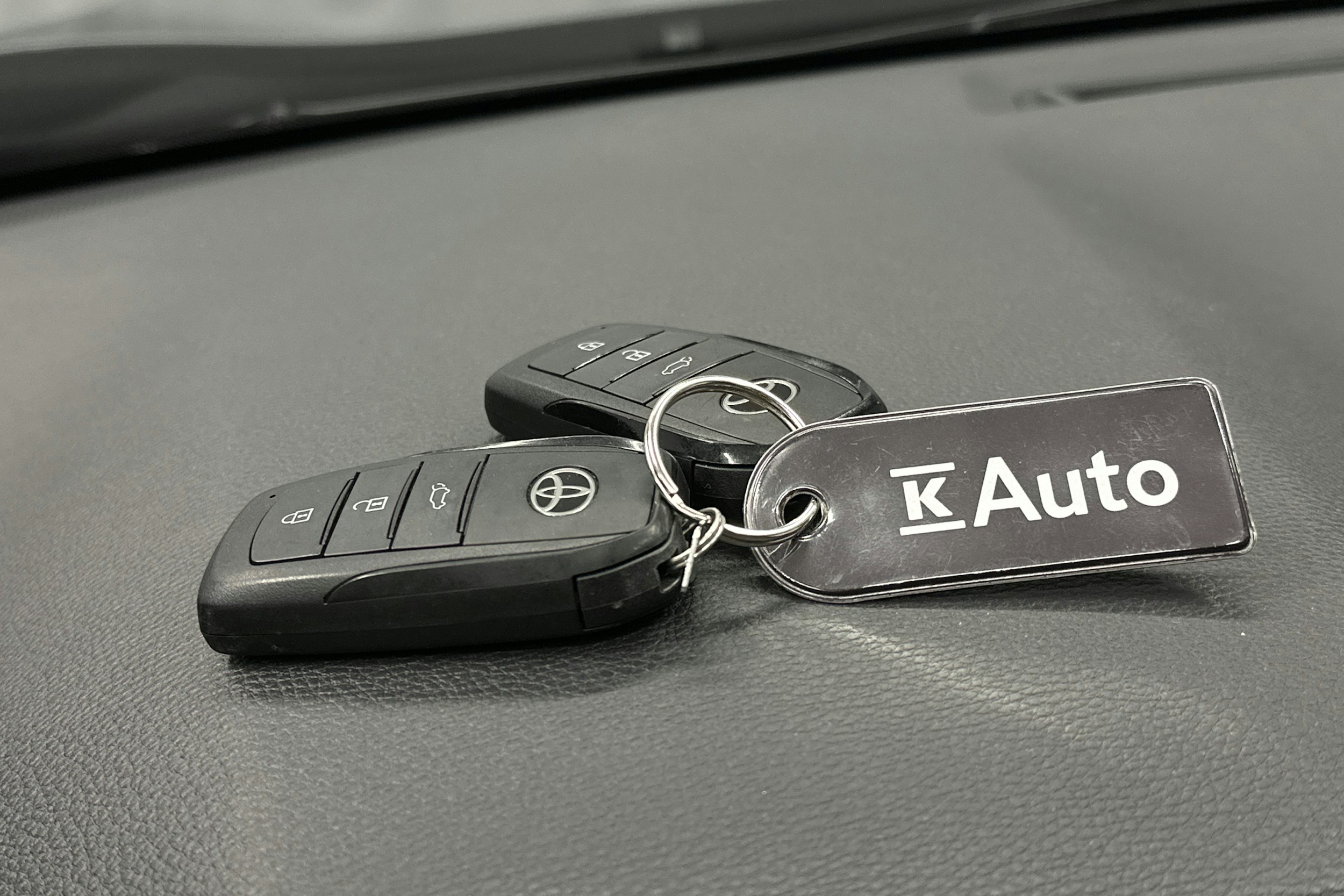 harmaa Toyota RAV4 2024 kuva 33.