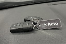 harmaa Toyota RAV4 2024 kuva 33.