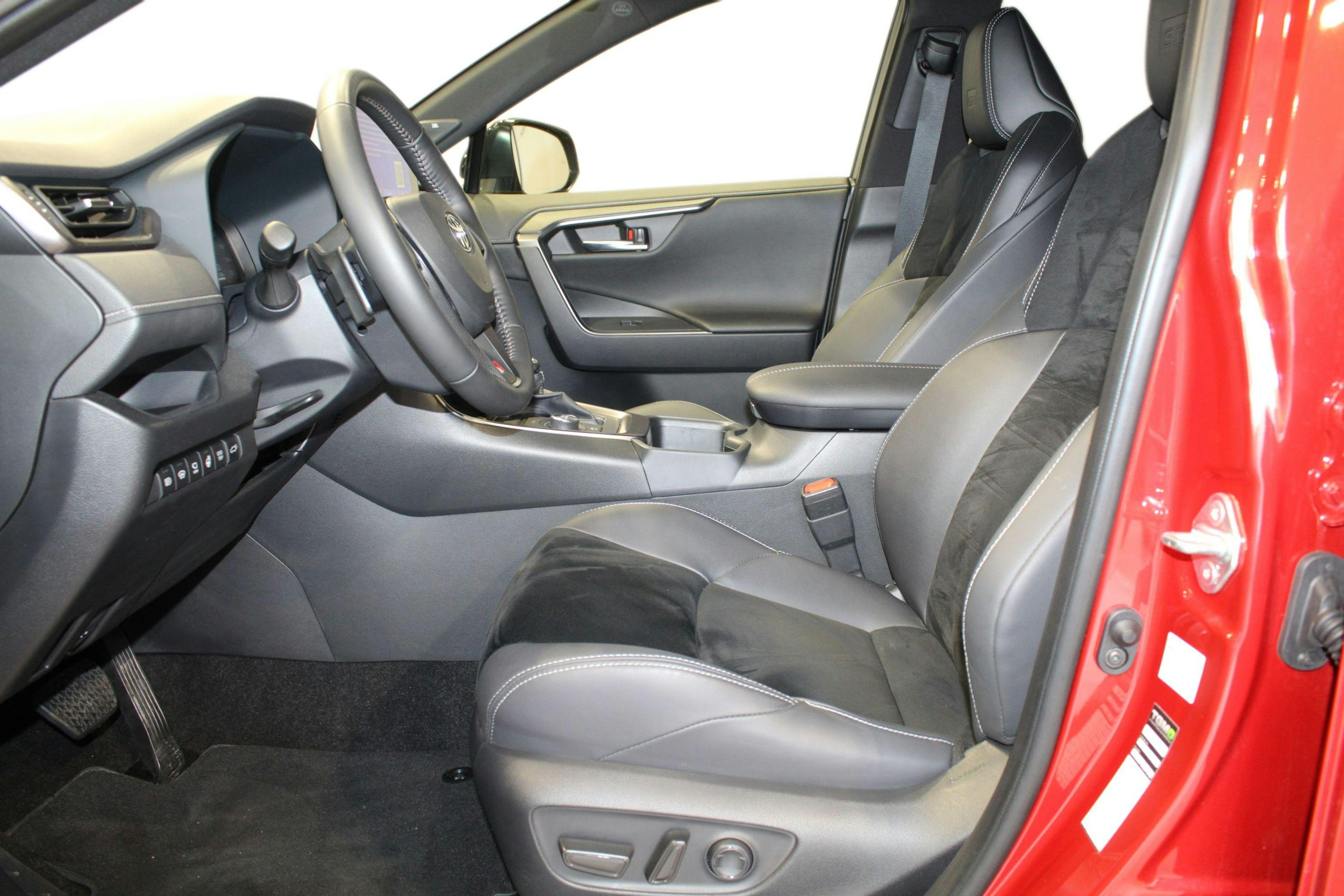 punainen Toyota RAV4 2024 kuva 5.