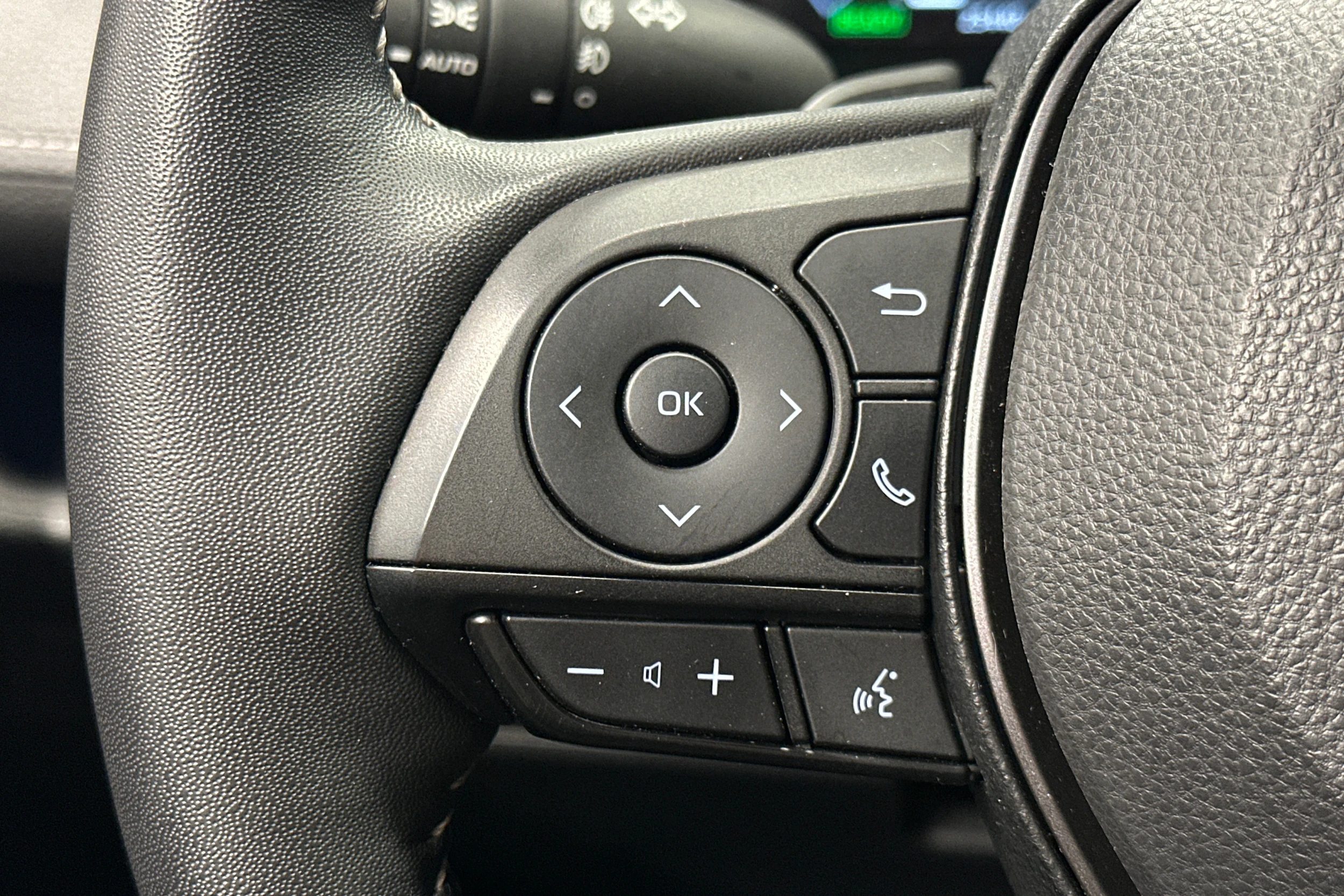 punainen Toyota RAV4 2024 kuva 15.