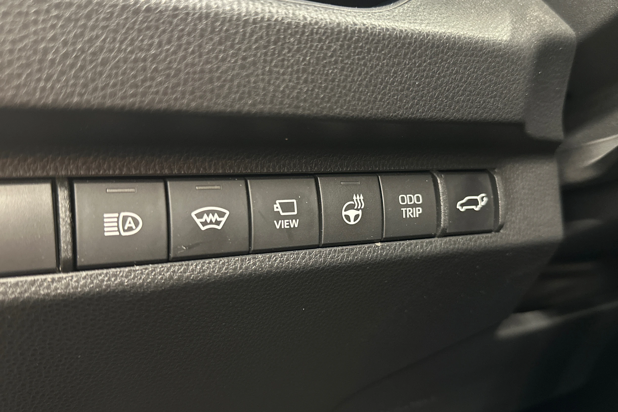 punainen Toyota RAV4 2024 kuva 16.