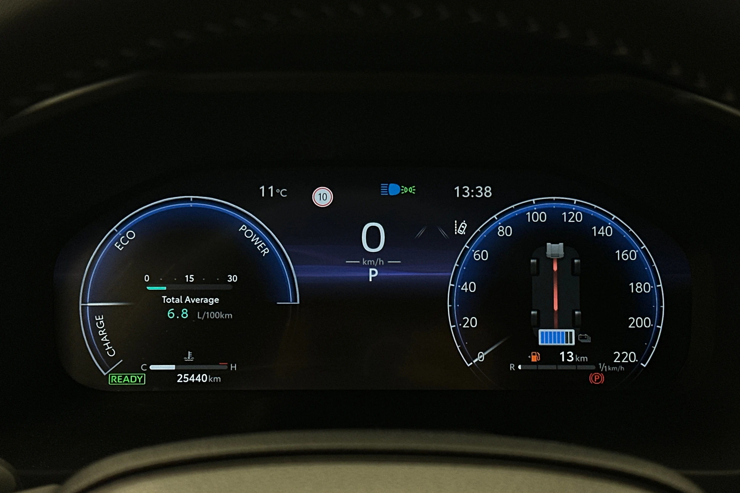 punainen Toyota RAV4 2024 kuva 18.