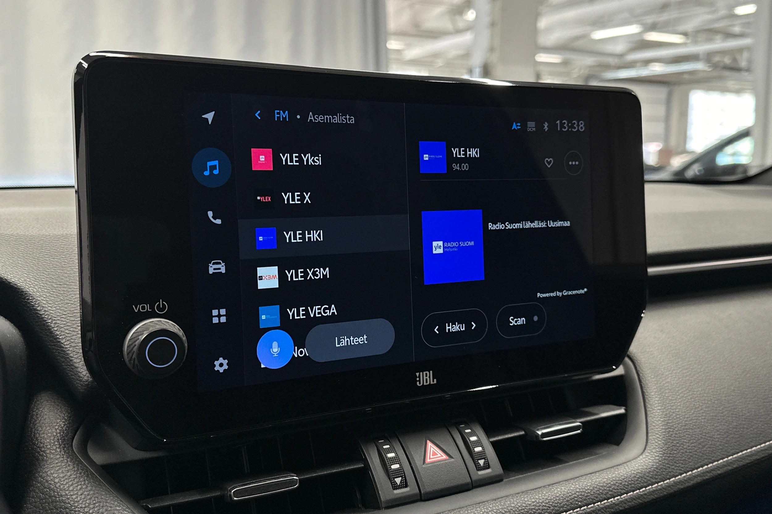 punainen Toyota RAV4 2024 kuva 19.