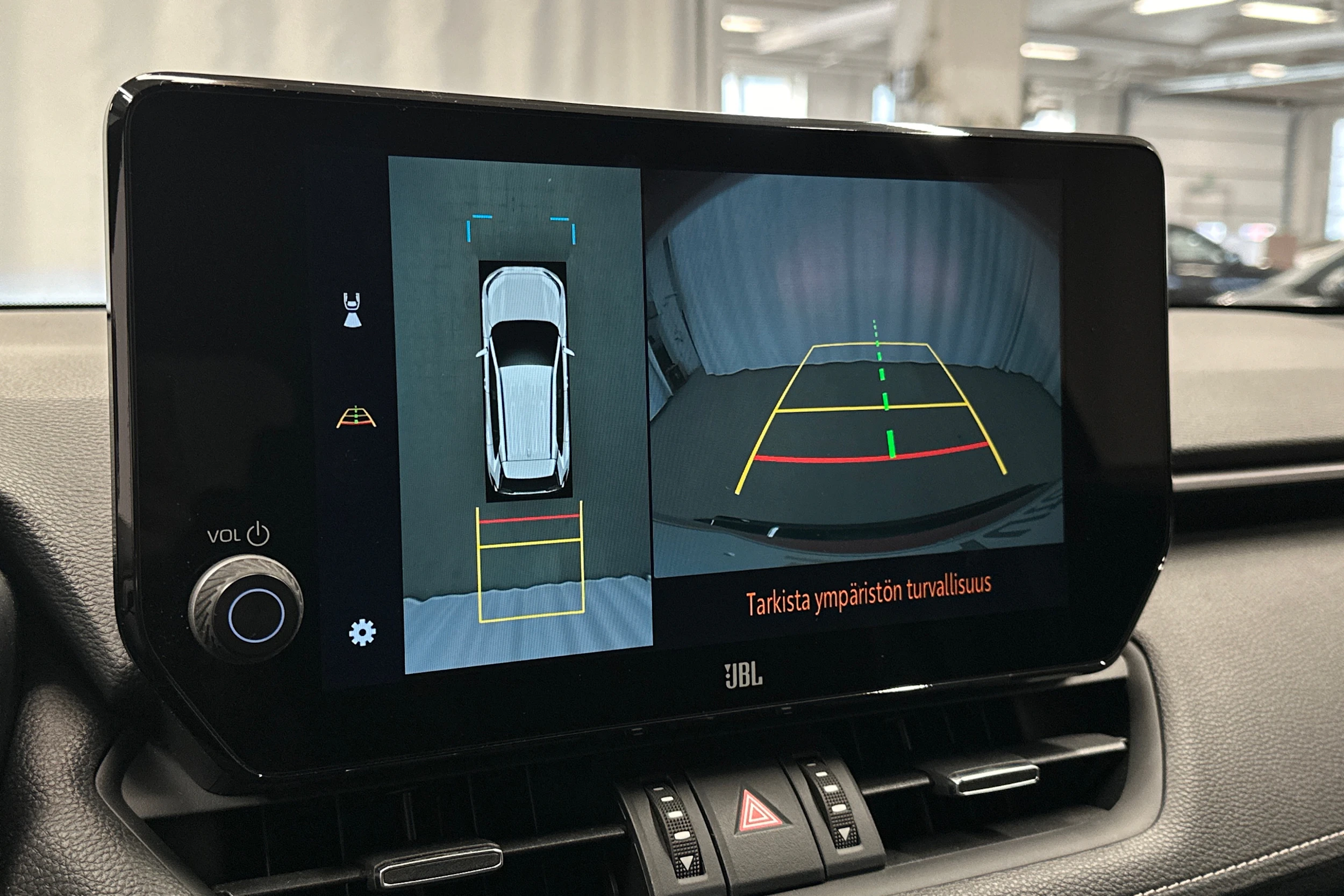 punainen Toyota RAV4 2024 kuva 20.