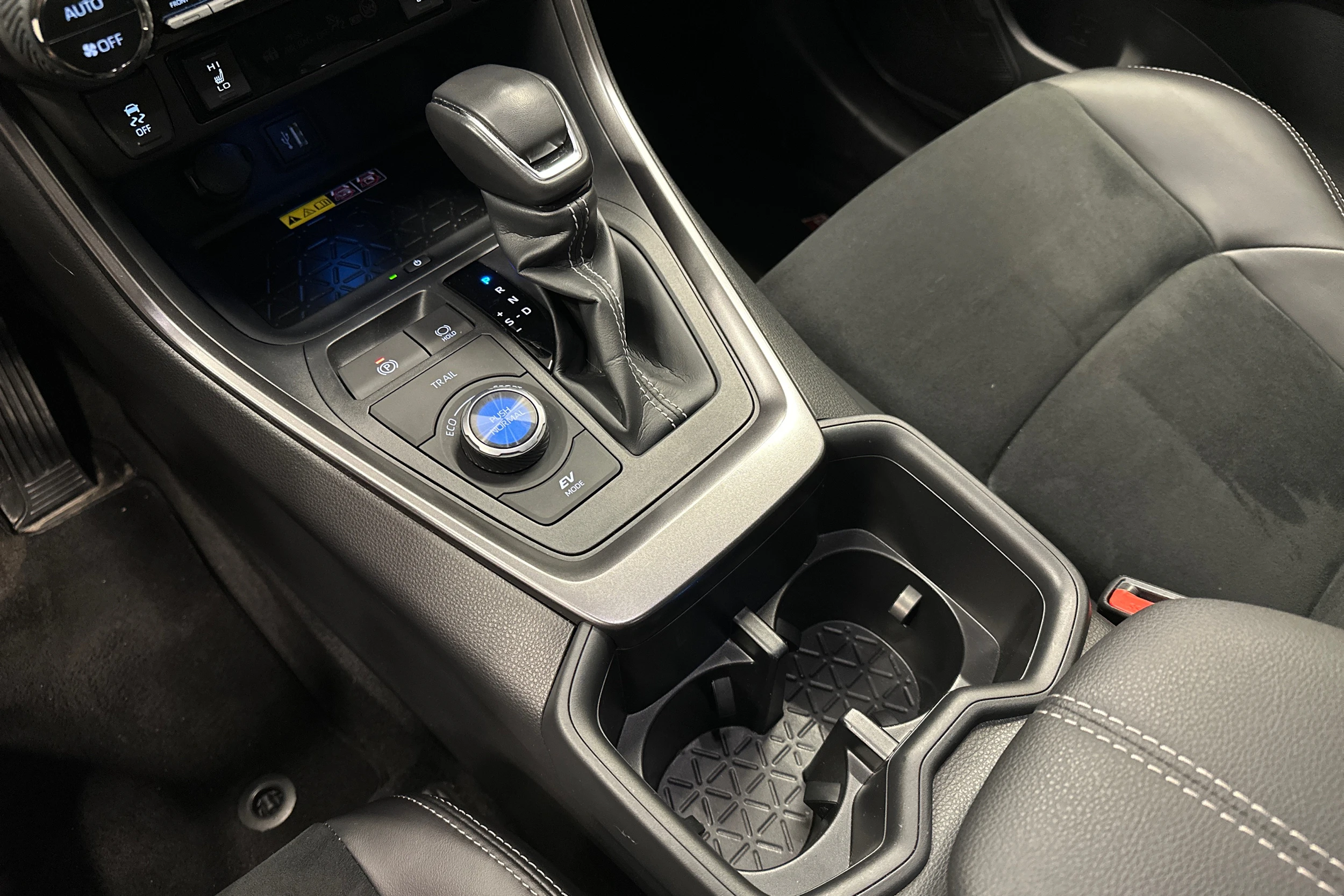 punainen Toyota RAV4 2024 kuva 23.