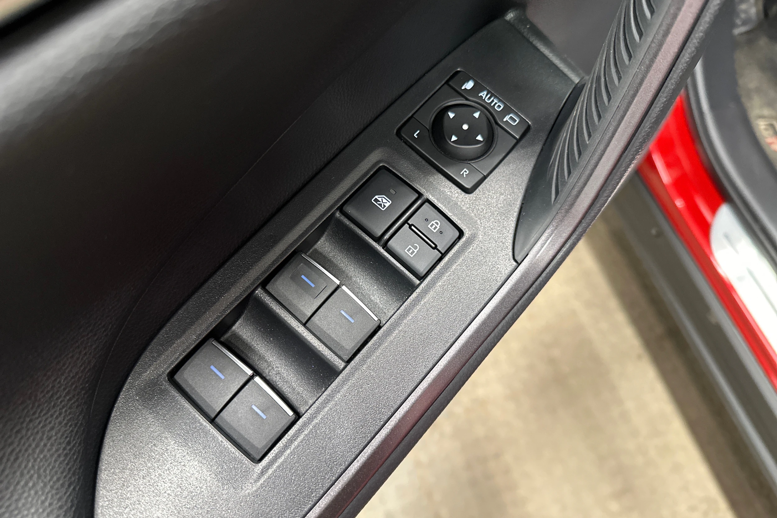 punainen Toyota RAV4 2024 kuva 25.