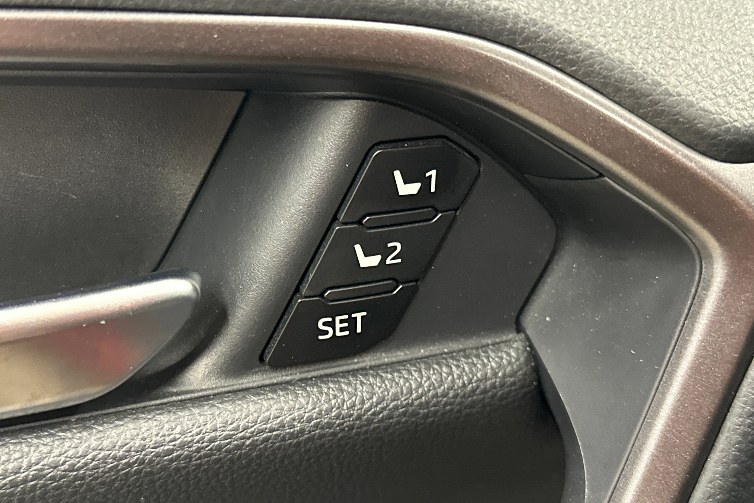 punainen Toyota RAV4 2024 kuva 26.